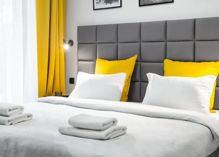 HOUSEHOST : Miodowa 42/8a Street